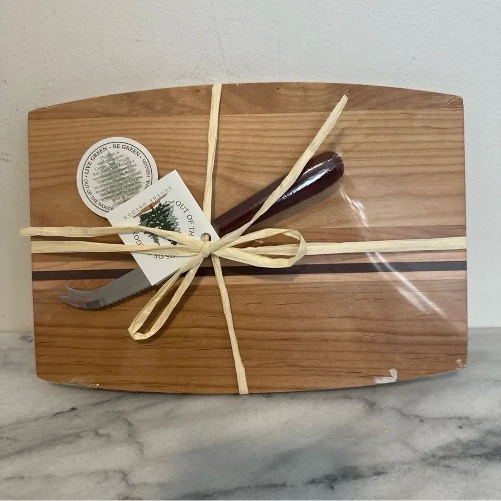 Out of the Woods of Oregon Cheese Board with Knife NEW sealed Red Alder wood